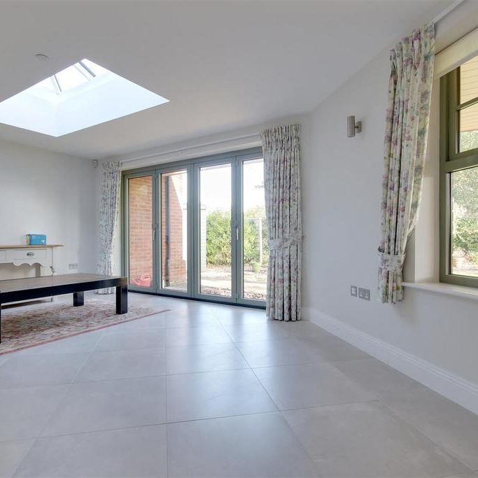 4 bedroom detached house to rent - Photo 1