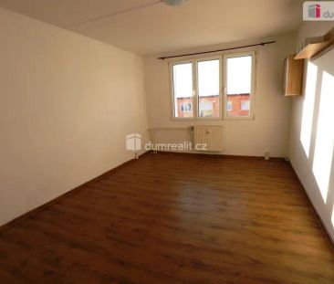 Slunný byt 2+1/S/L ve třetím patře panelového domu - Fotografie 3