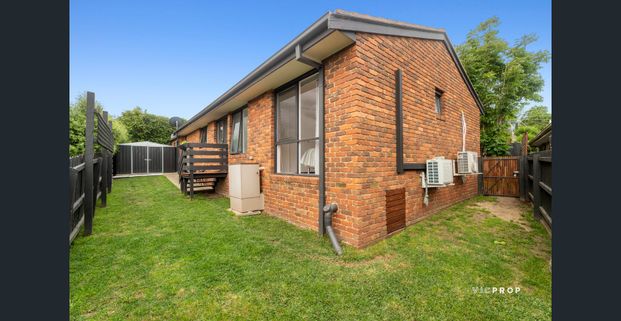 2/11 Aminya Crescent, Yallambie, Vic 3085 - Photo 1