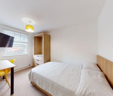 4 bedroom flat to rent - Photo 1