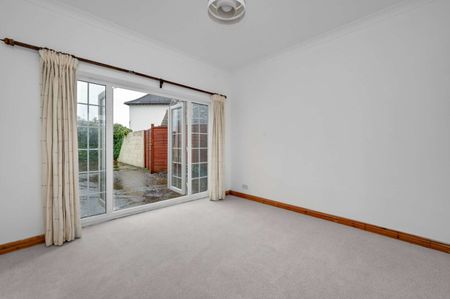 Located in an exclusive Guildford location and close to fantastic riding/walking country, a detached four bedroom property within a short drive from town centre and stations. - Photo 2