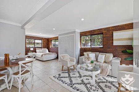 For Rent: 4 Bedroom plus Glenny flat, 3 bathroom with pool in 1202 m2 lot in Prime Location - Photo 5