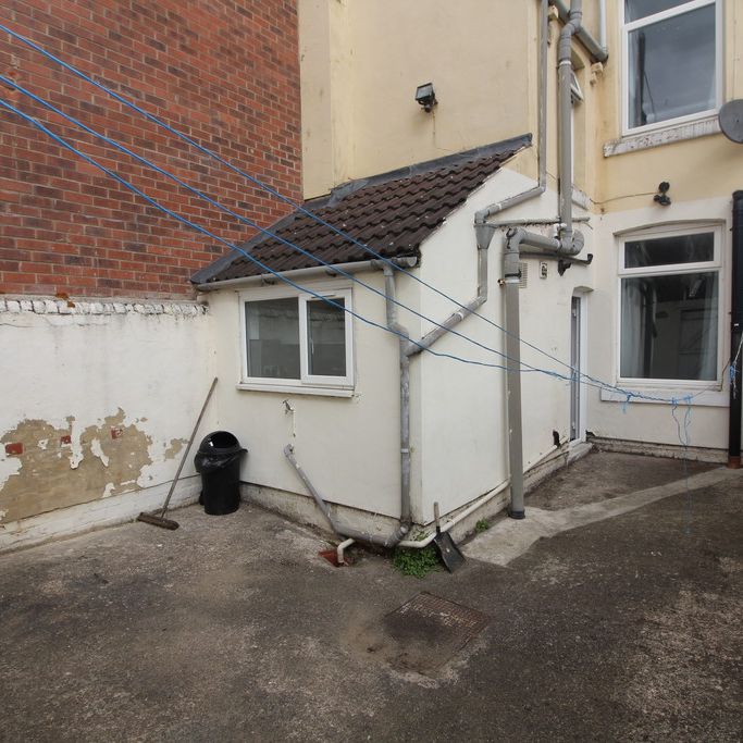 1 Bedroom Mid Terraced House - Photo 1