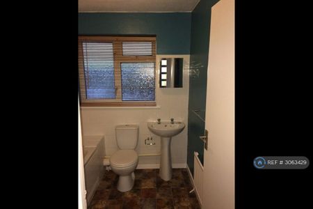 2 bedroom terraced house to rent - Photo 4