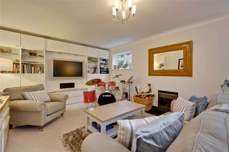 A beautifully presented family home within a two mile radius of Weybridge mainline train station. - Photo 4