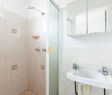 Charming 2 Bedroom Terrace - Photo 5