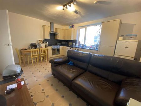 3 bedroom maisonette to rent - Photo 3