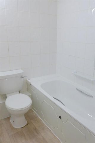 1 bedroom retirement property to rent - Photo 5