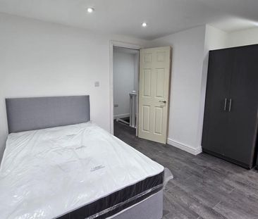 4 bedroom semi-detached house to rent - Photo 6