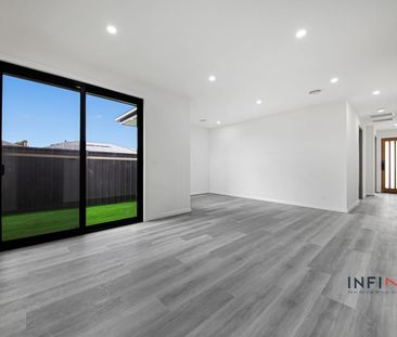 Brand New Elegant Home in Tarneit – Luxury, Space & Convenience - Photo 2