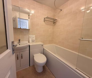 2 bedroom mews to rent - Photo 4