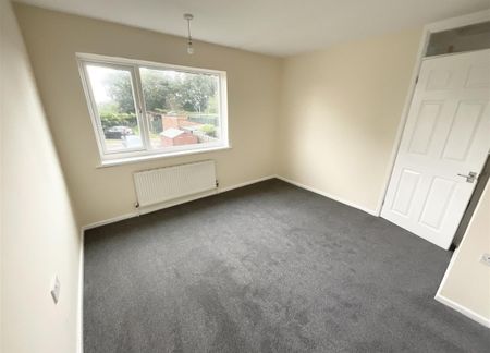 3 bedroom house - semi-detached to rent - Photo 4