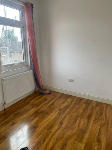 6 Bed End Terrace, Upper Road, E13 - Photo 2