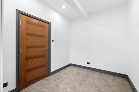 Langley Drive, London, W3 8SD - Photo 3