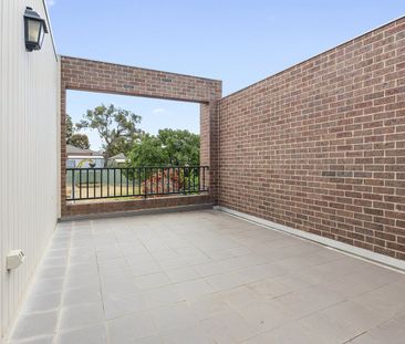 Easy Living in the Heart of Flora Hill - Photo 4