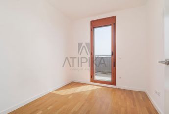 Piso en alquiler de cuatro habitaciones junto al Teatre Nacional de Cataluña, Barcelona