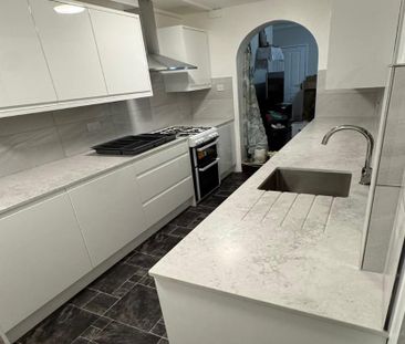 4 bedroom terraced house to rent - Photo 5
