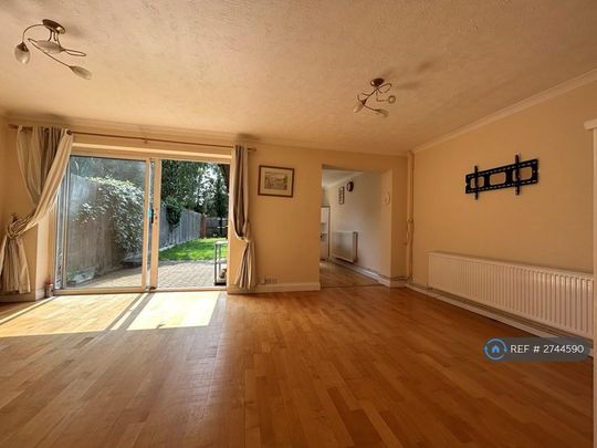 4 bedroom semi-detached house to rent - Photo 1