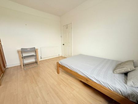 1 bedroom in a house share to rent - Photo 2