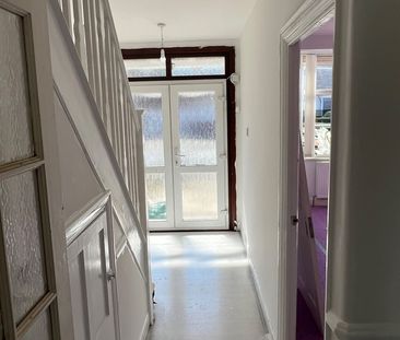 4 Bed Terraced House, Queenborough Gardens, IG2 - Photo 5