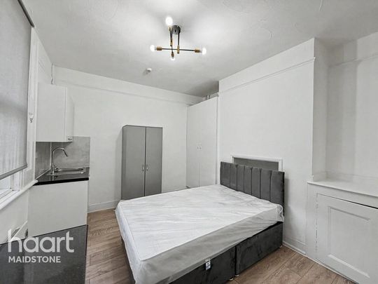 1 bedroom in a house share to rent - Photo 1