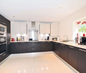 Situated on the edge of Sevenoaks this contemporary family home is ... - Photo 3