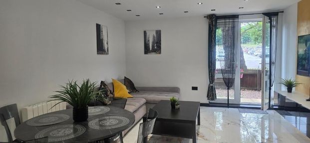 2 Bed Flat, The Pavilion, NG7 - Photo 1