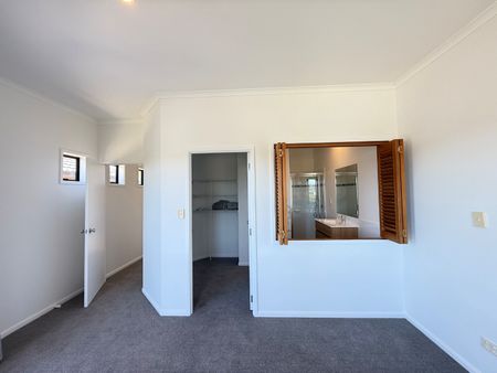 Newly Refurbished 3-Bedroom Duplex Townhouse - Photo 4