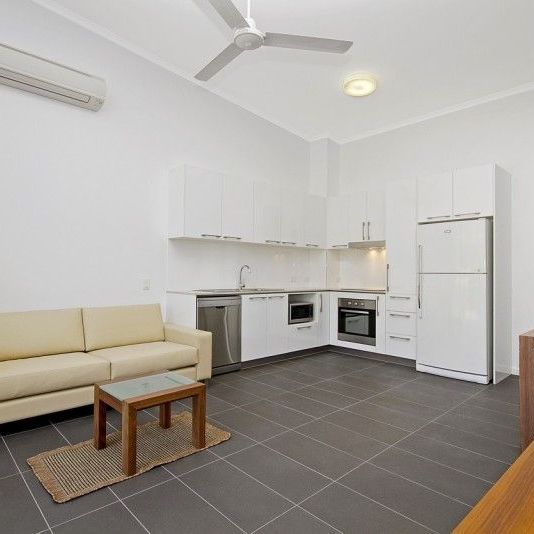 FULLY FURNISHED - SPACIOUS 2 BEDROOMS, 2 BATHROOMS, GROUND FLOOR UNIT. - Photo 1