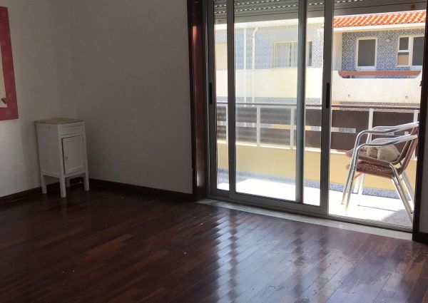 Apartamento T3 Praia da Barra, com cozinha equipada e parcialmente mobilado. Visite!