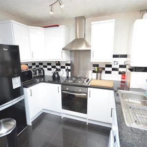 2 bedroom end of terrace house to rent - Photo 2