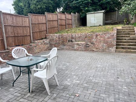 Studio Flat, Princess Avenue, N13 - Photo 5