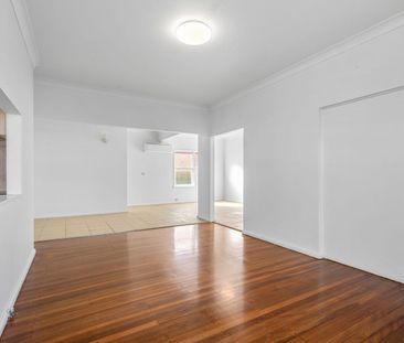 Spacious 4.5 Bedroom Family Home – Walk to Shops & Station - Photo 3