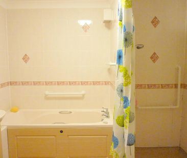 1 bedroom retirement property to rent - Photo 5