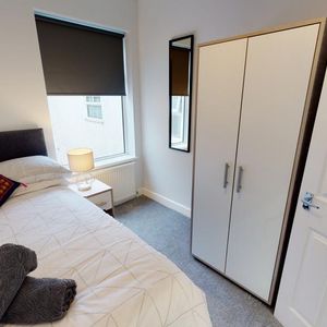 1 bedroom in a house share to rent - Photo 2