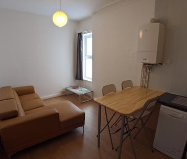 3 bedroom flat to rent - Photo 4