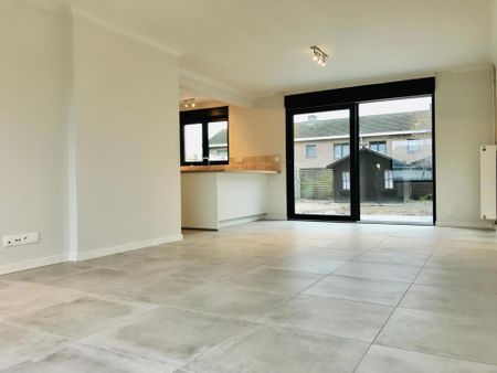 Gerenoveerde 4-slaapkamer woning met grote tuin en garage! - Photo 2