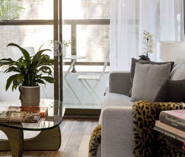 Light-filled one-bedroom with leafy balcony - Photo 3