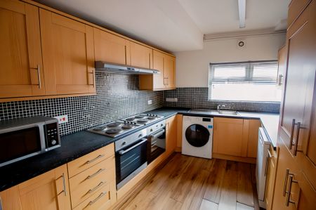 8 bedrooms 2 bathrooms - Photo 3