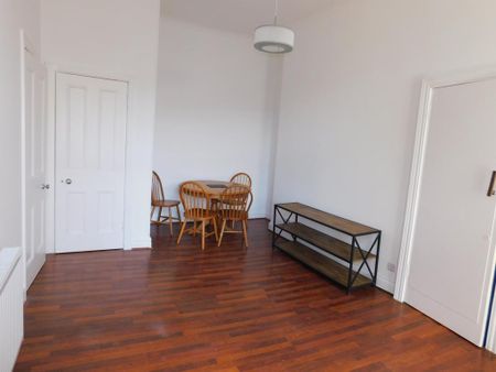 3 bedroom flat to rent - Photo 4