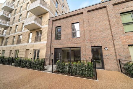 A recently built three bedroom maisonette to rent at Huntley Wharf by Berkeley Homes, in Reading's town centre and benefiting from an allocated parking space with EV Charging. - Photo 3