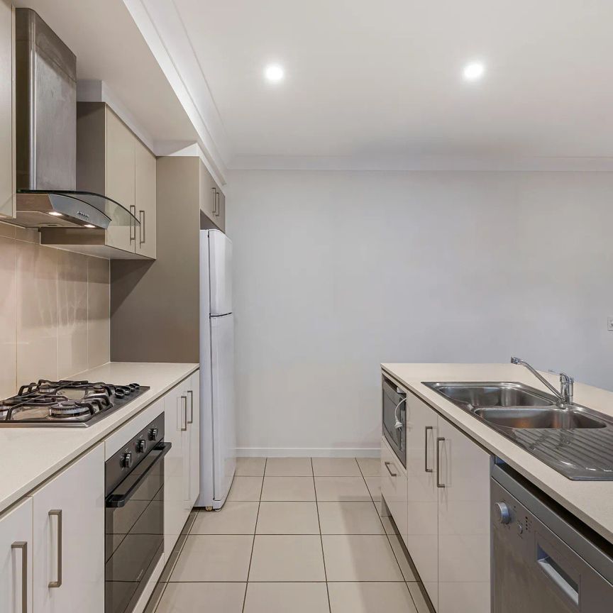 Spacious & Stylish Family Home in Parklakes - Photo 1