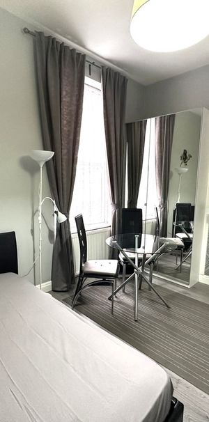 Alfred Road, London - Photo 1