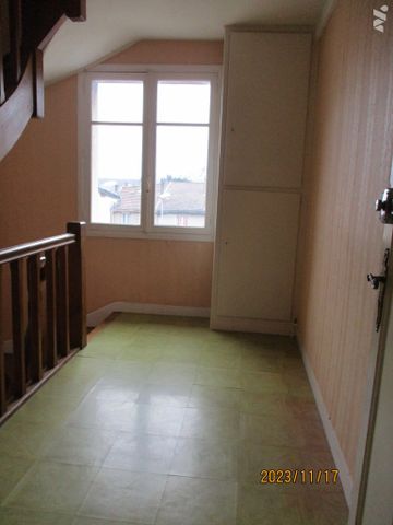 VOUZIERS, un appartement de type F4 avec grenier, cave, courette. - Photo 2