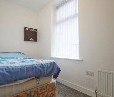 2 bedroom end of terrace house to rent - Photo 2