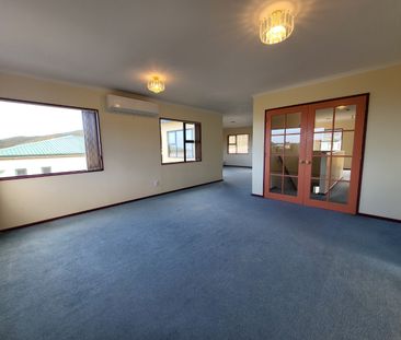 Spacious 5-Bedroom Home with Stunning Ocean Views - Photo 2
