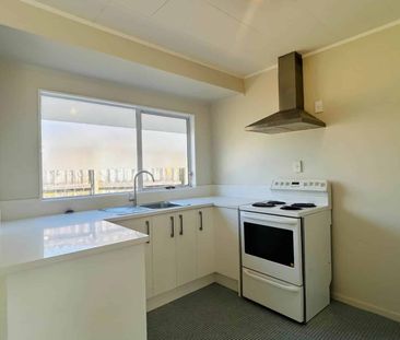 3 BEDROOM FAMILY HOME - Photo 2