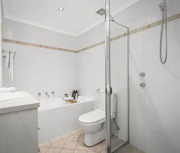 Whole floor sub-penthouse with panoramic water views - Photo 6