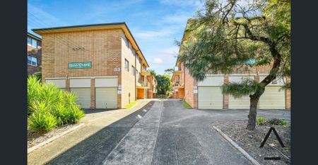 Renovated, Spacious and Sun-Drenched One Bedroom Apartment , Conveniently Located - Photo 4