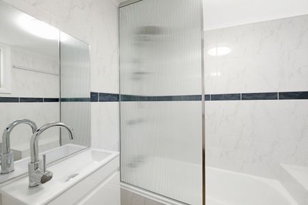 Charming House Backing Onto Sydney Park - Photo 3